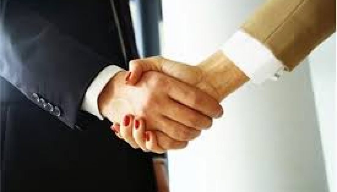 02-01-2017-estrechar-mano