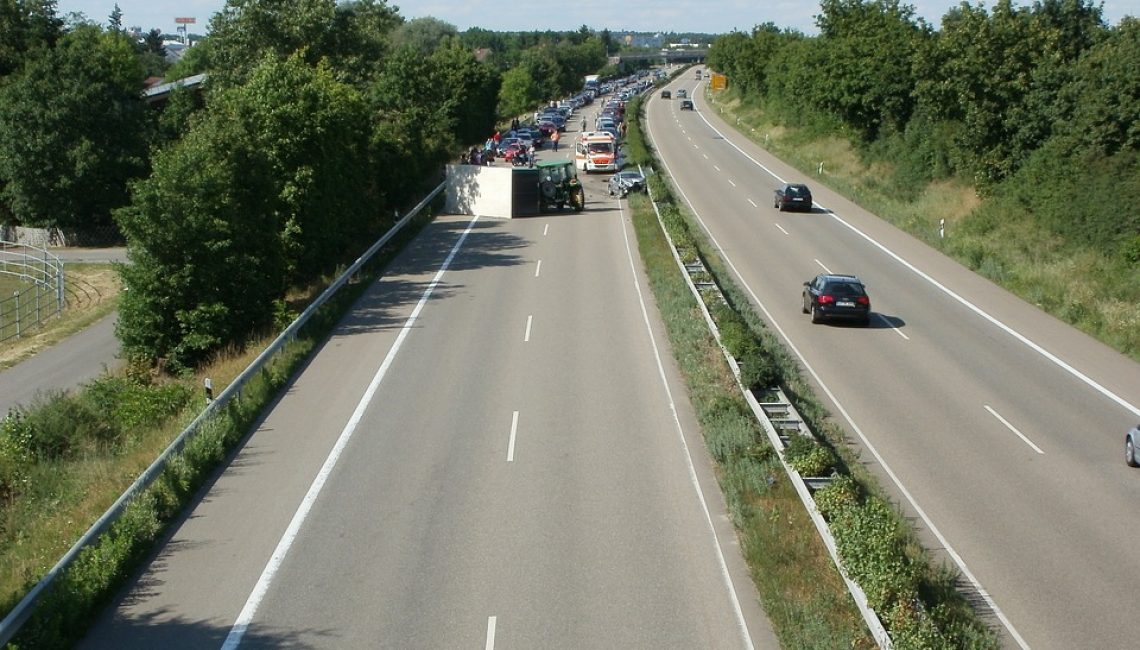 autobahn-837643_960_720